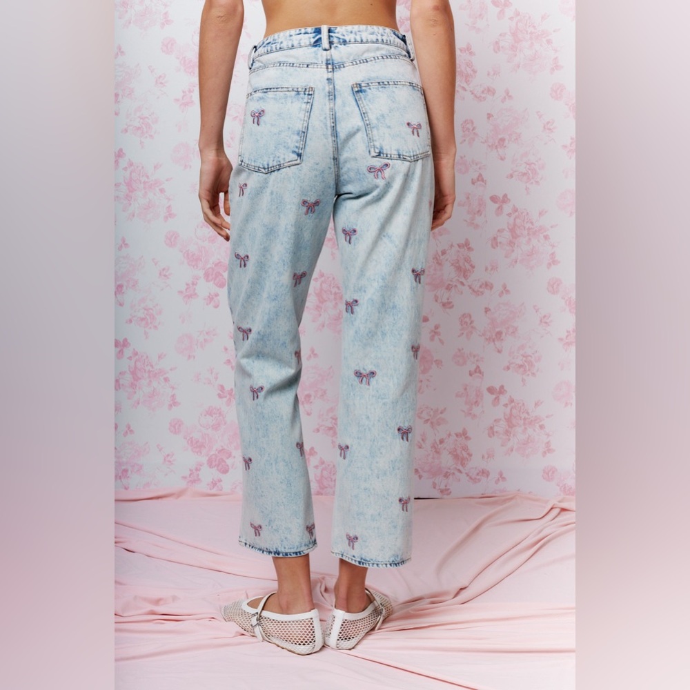✨BOUTIQUE BNWT Kayla Embroidered Cropped Denim Jeans 🎀 - Picture 4 of 5